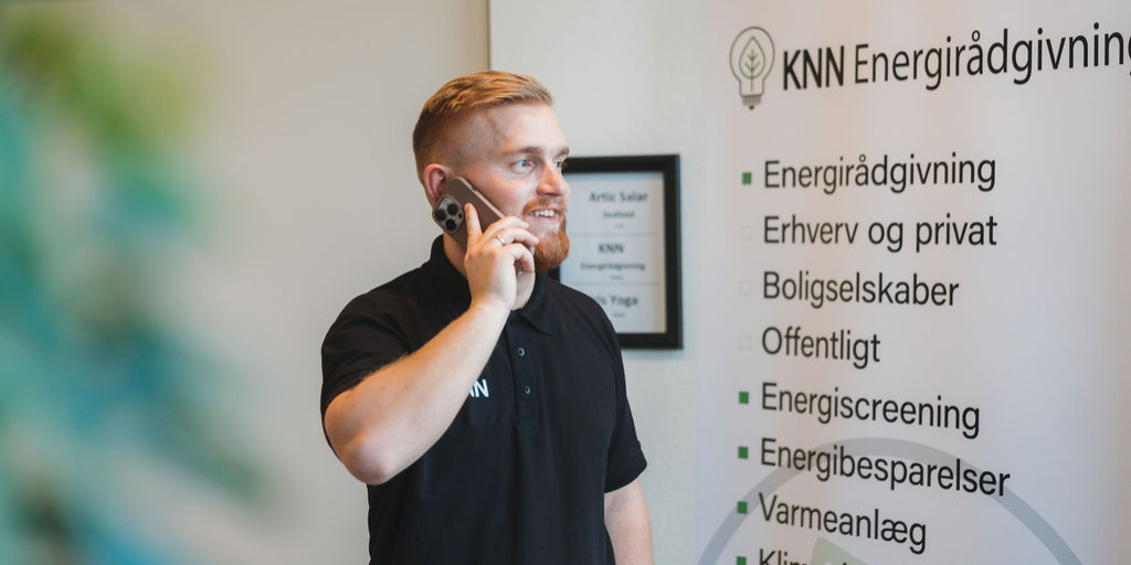 KNN Energirådgivning Niclas taler i telefon