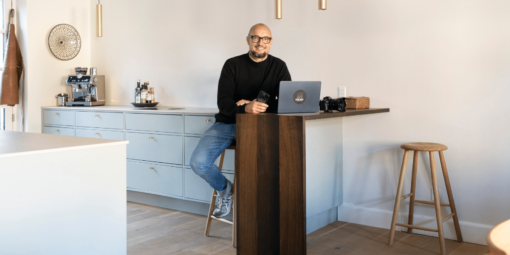 Jonas fra Byens Bolig smiler ved PC