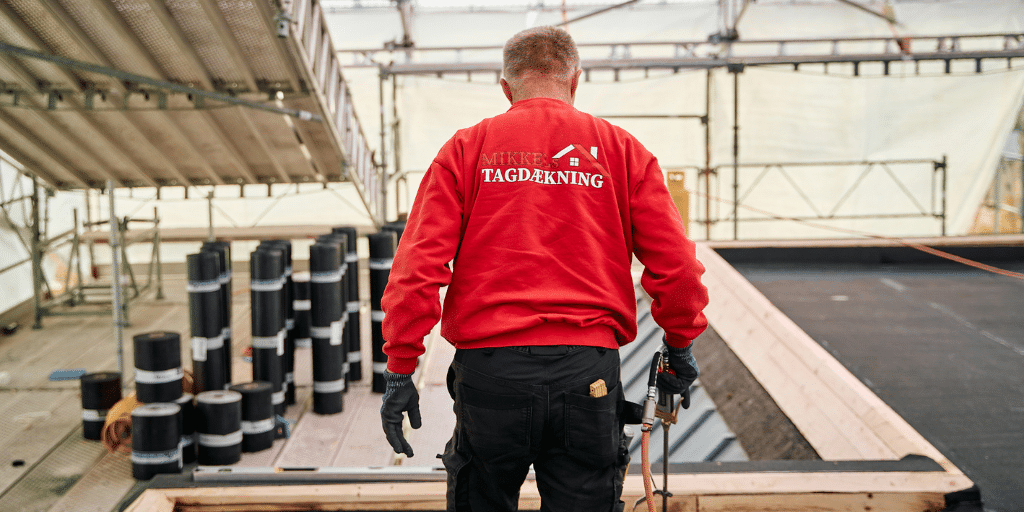 Mikkels Tagdækning på medarbejders trøje